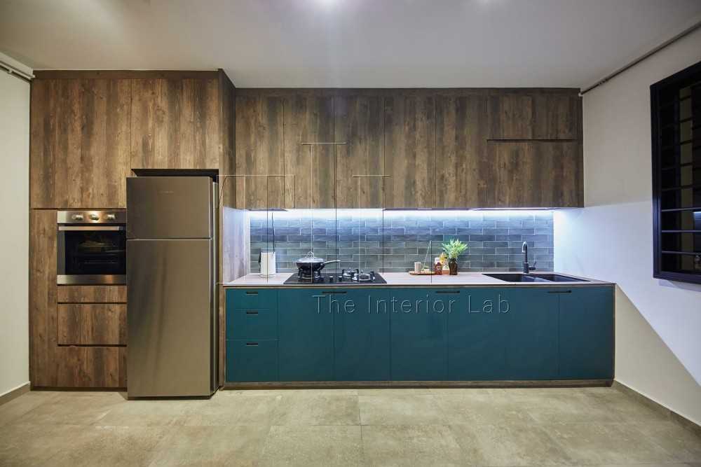 Contemporary Kitchen with Homogeneous Tiles and Cement Floor