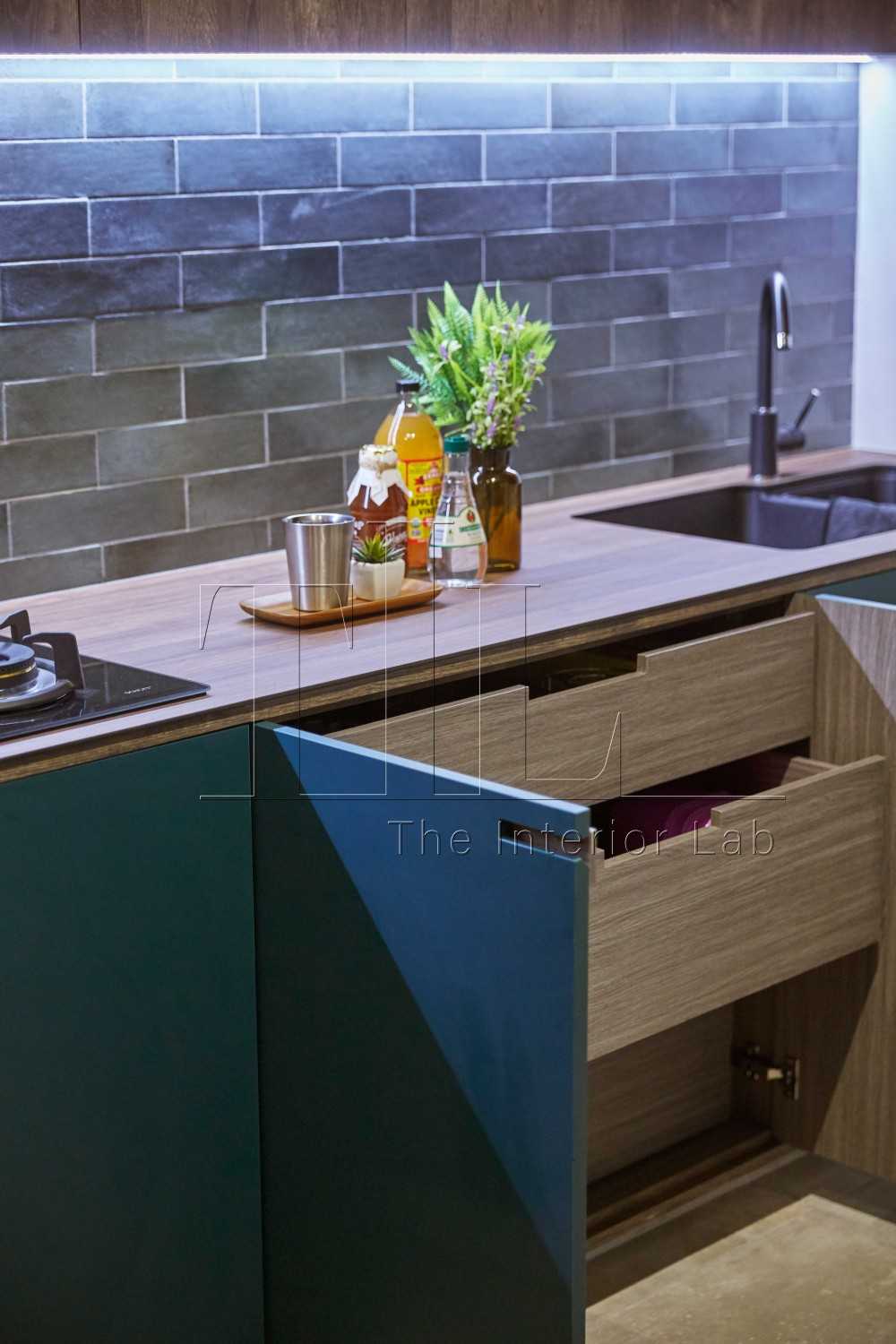 Contemporary Kitchen with Homogeneous Tiles and Kitchen Backsplash