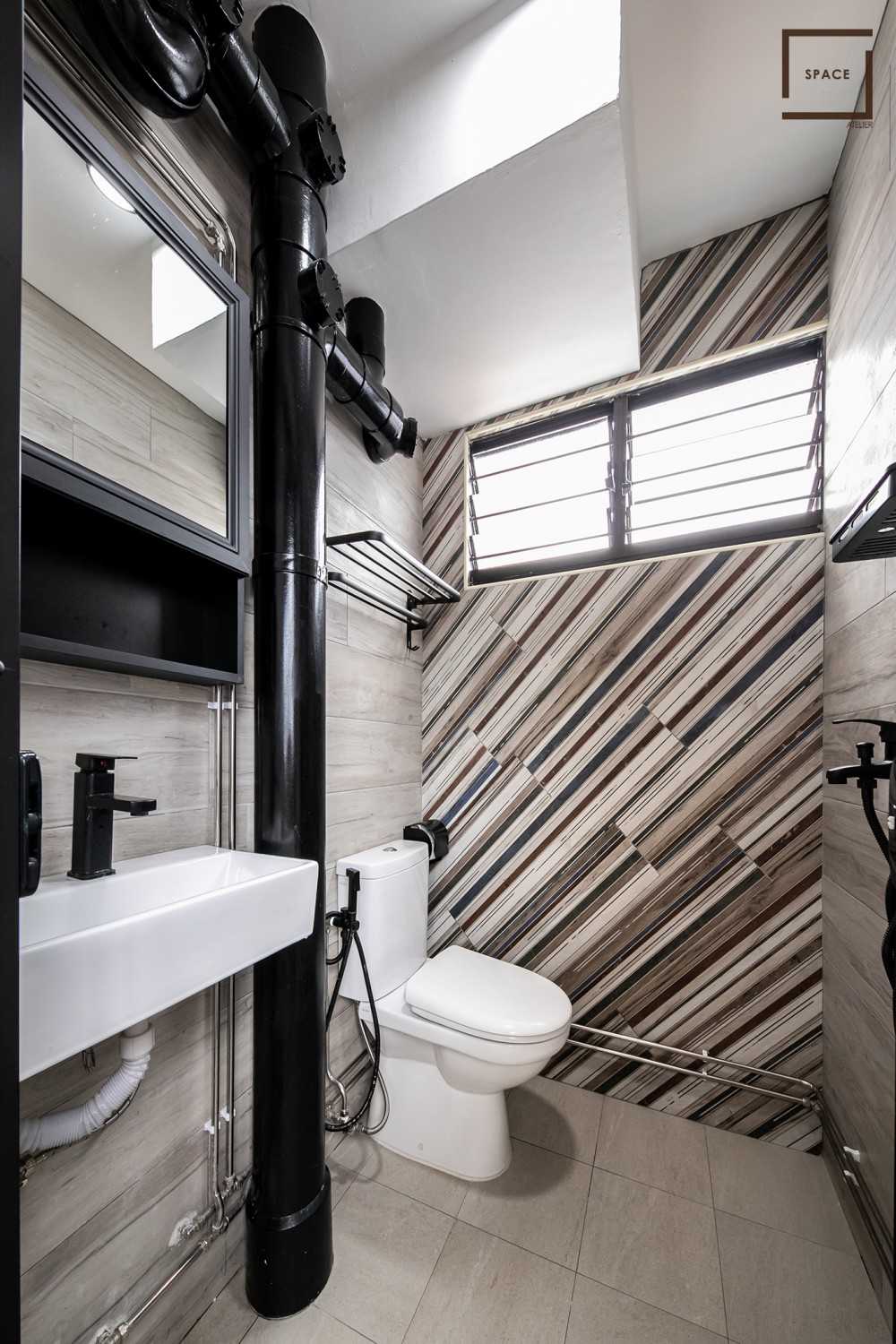 Contemporary Bathroom with Mirror and Bathroom Accessories