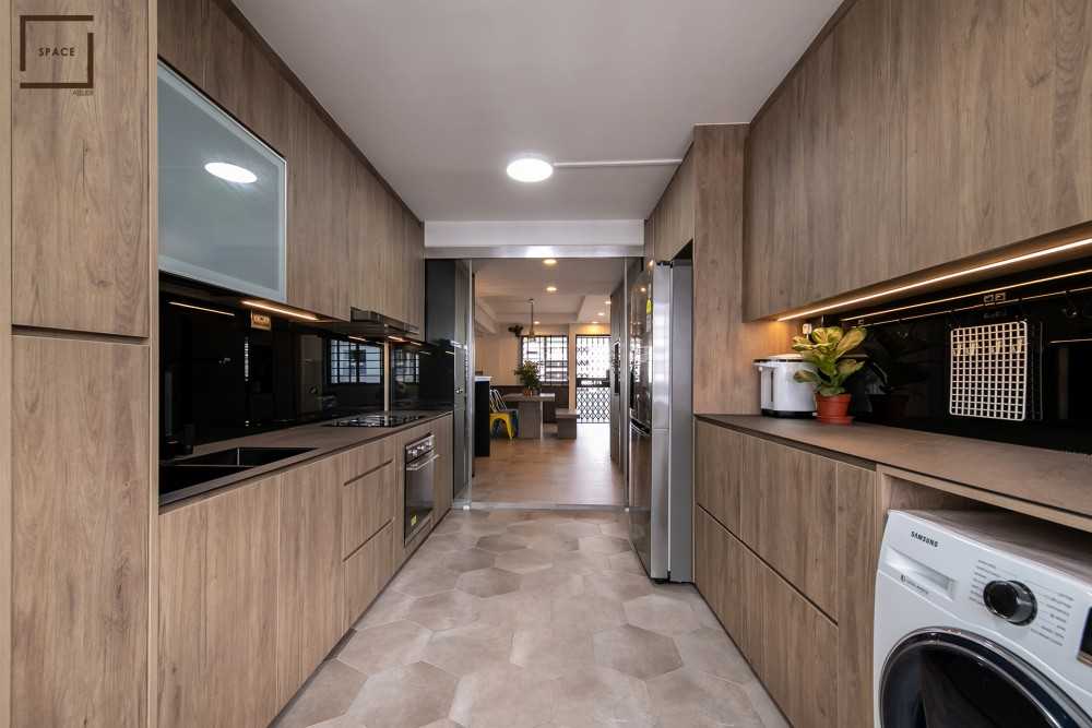 Contemporary Kitchen with Cupboard and Kitchen Tap