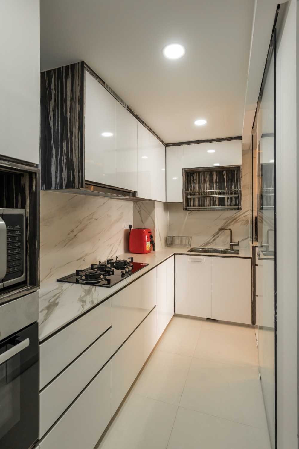 Modern Kitchen with Countertop and Homogeneous Tiles