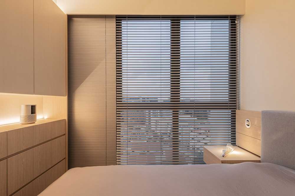 Minimalist Bedroom with Platform Bed and Drop Ceiling
