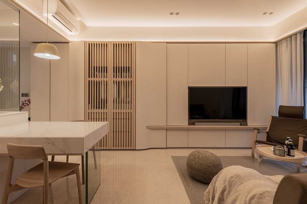 Minimalist Living Room with Drop Ceiling and Carpet