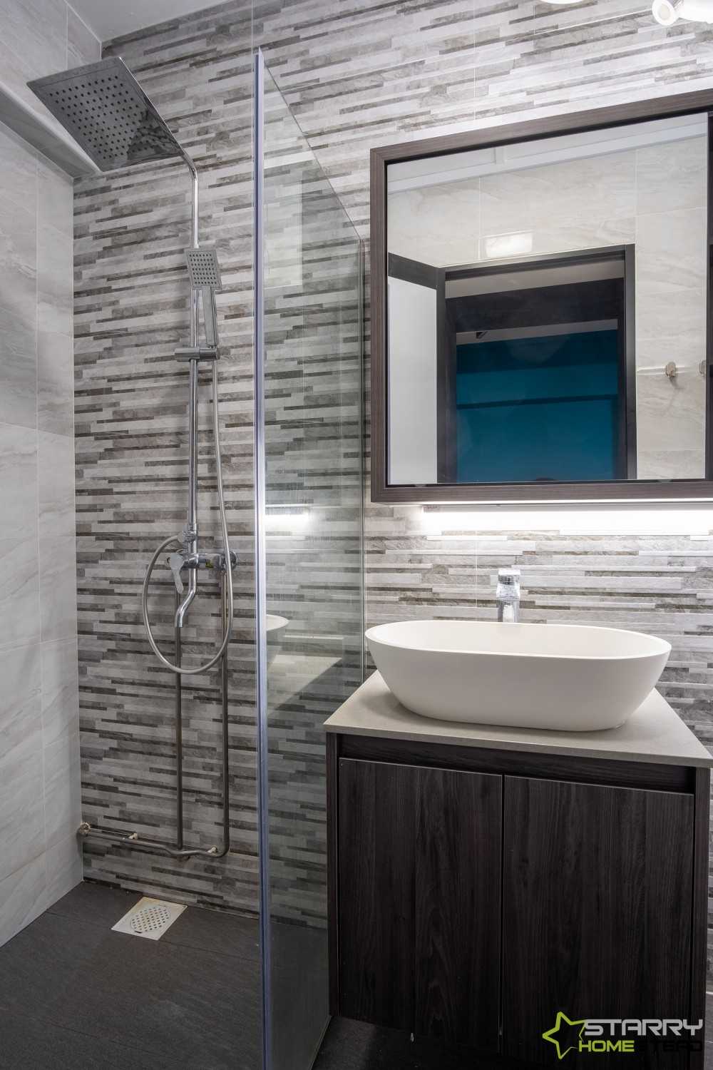 Contemporary Bathroom with Mirror and Vanity Counter