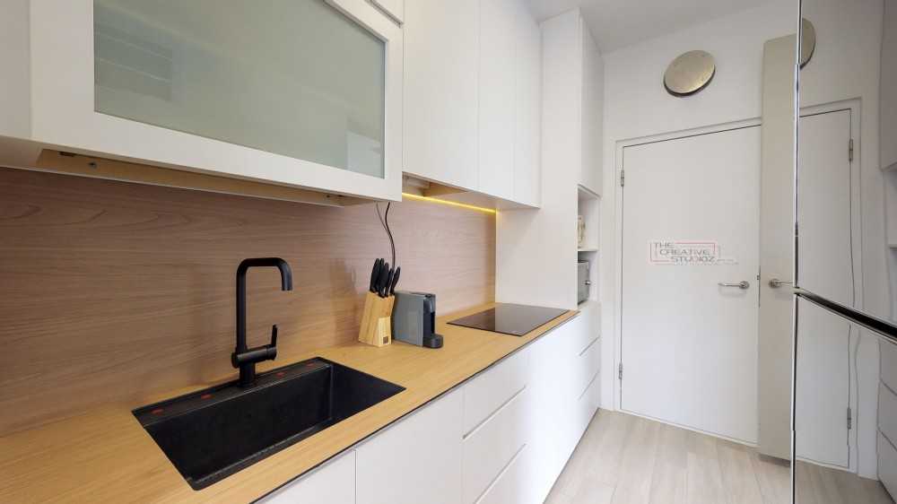 Minimalist Kitchen with Countertop and Wood Flooring