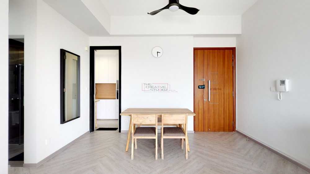 Minimalist Dining Room with Dining Table and Dining Chairs