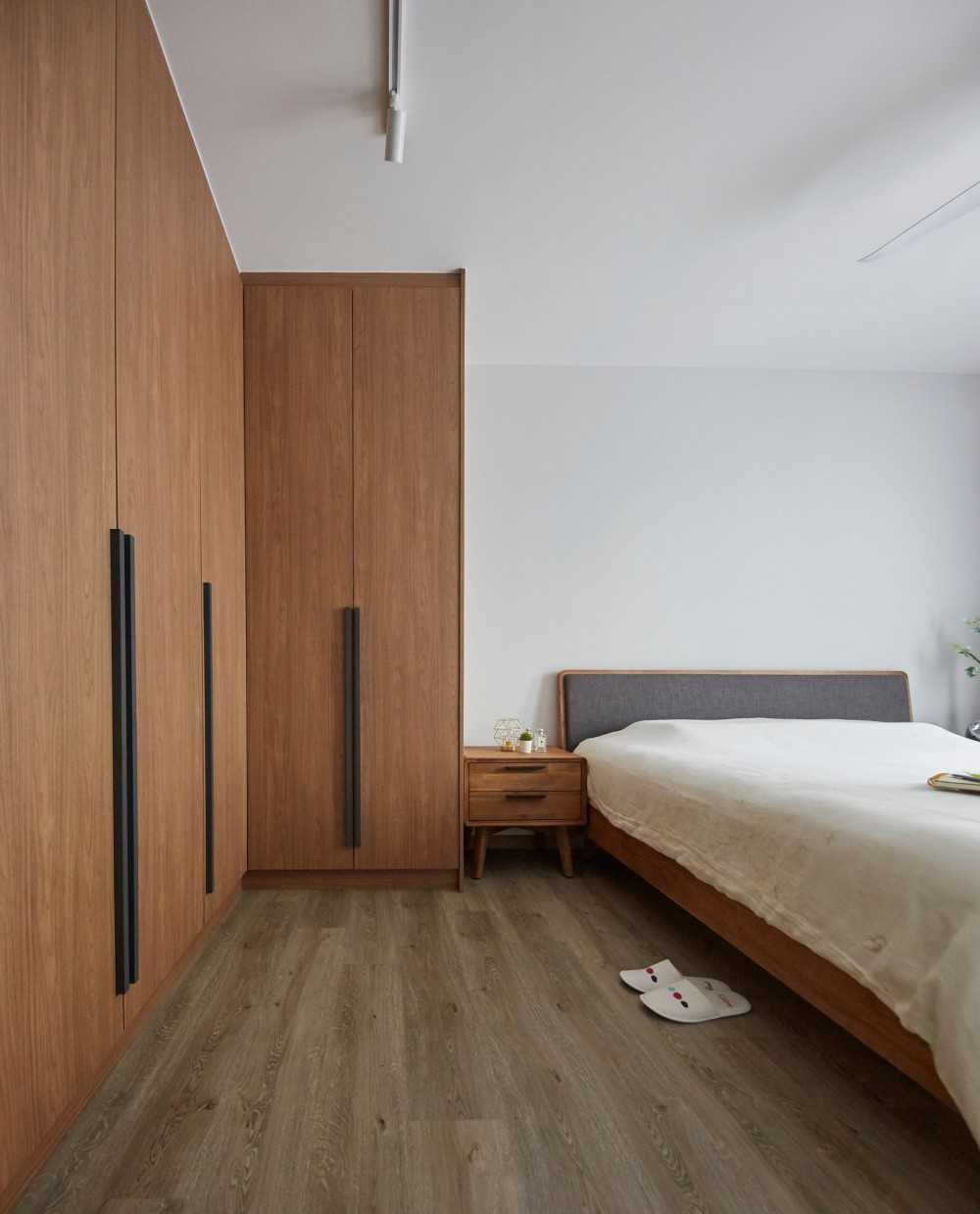 Modern Bedroom with Wood Flooring and Wardrobe