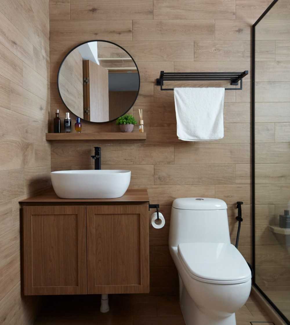 Modern Bathroom with Mirror and Bathroom Storage