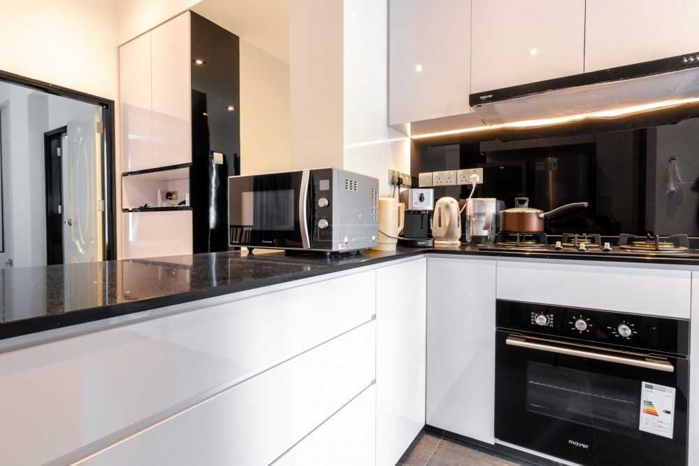 Contemporary Kitchen with Countertop and Open Kitchen