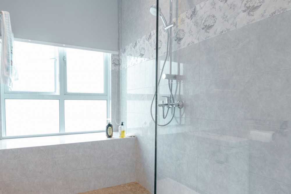 Contemporary Bathroom with Shower Screen and Rainshower
