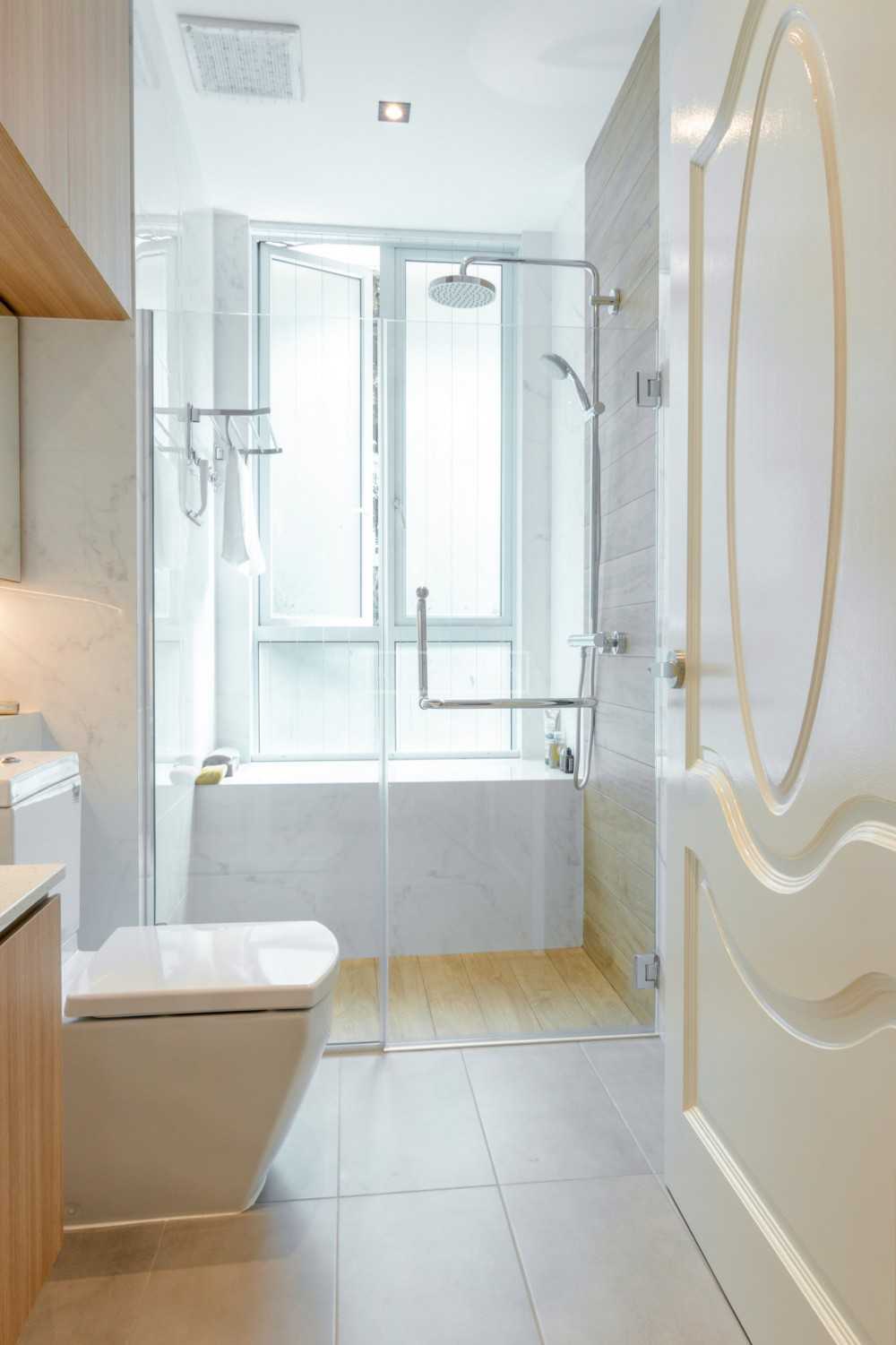 Contemporary Bathroom with Shower Screen and Rainshower