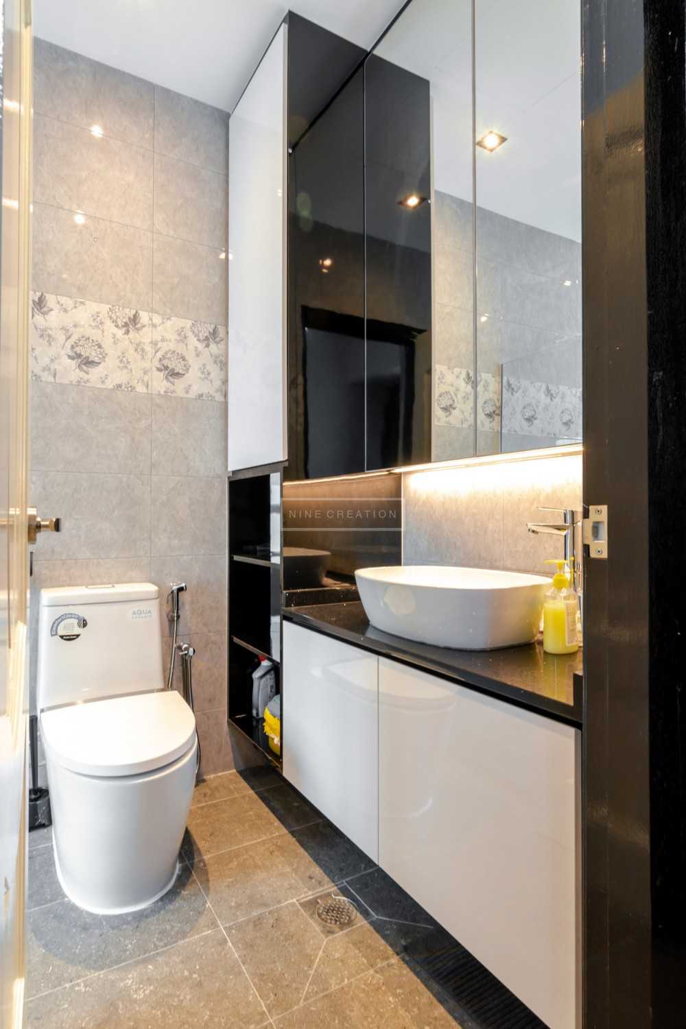 Contemporary Bathroom with Mirror and Bathroom Storage