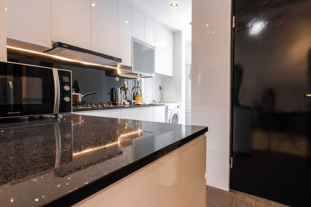 Contemporary Kitchen with Open Kitchen and Kitchen Backsplash
