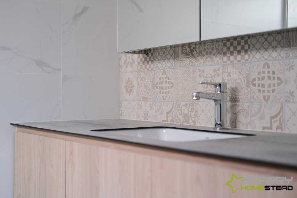 Scandinavian Kitchen with Kitchen Backsplash and Kitchen Cabinets