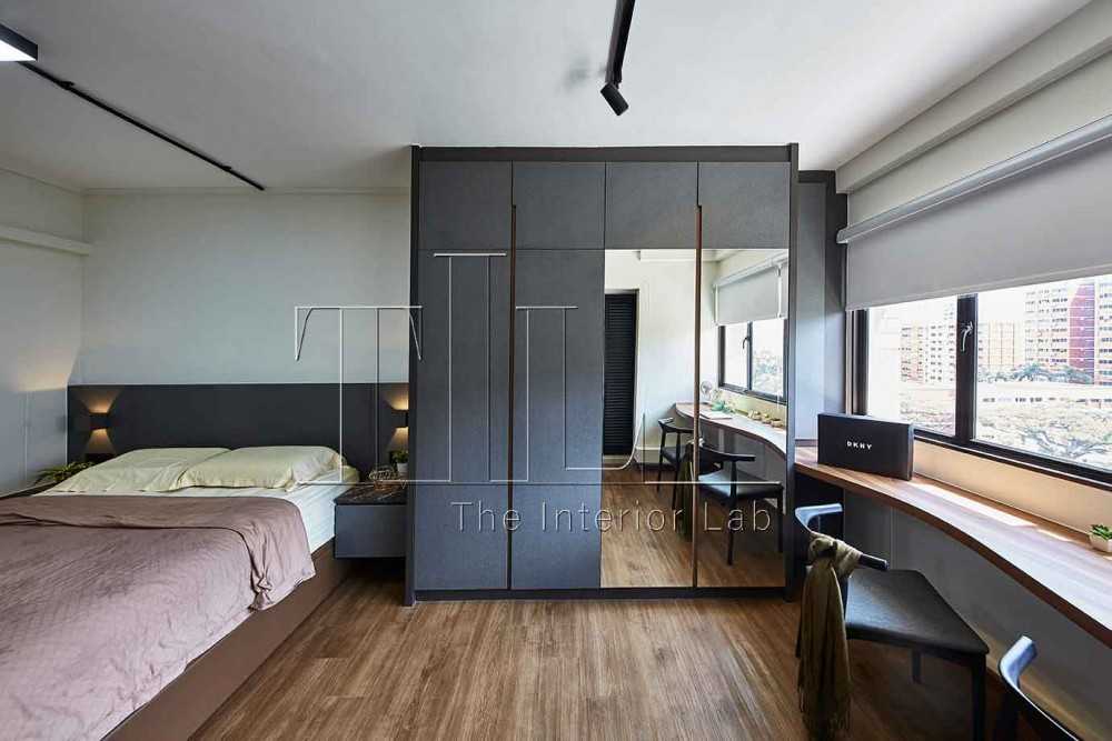 Eclectic Bedroom with Vinyl Flooring and Vanity Counter