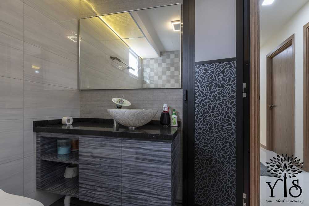 Modern Bathroom with Countertop and Homogeneous Tiles