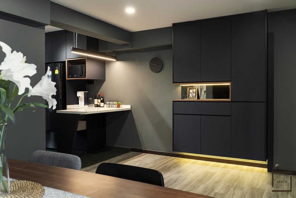 Contemporary Kitchen with Breakfast Counter and Kitchen Tap