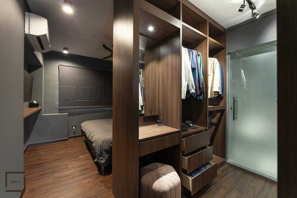 Contemporary Walk-in Wardrobe with Small Storage and Queen Bed