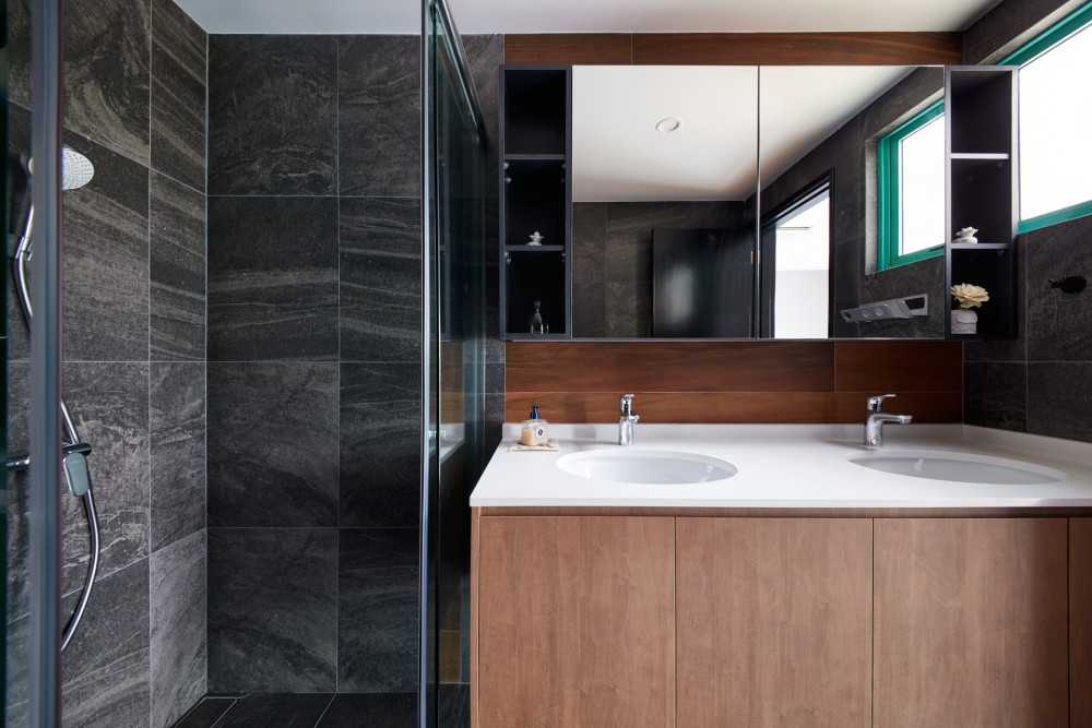 Modern Bathroom with Mirror and Bathroom Storage