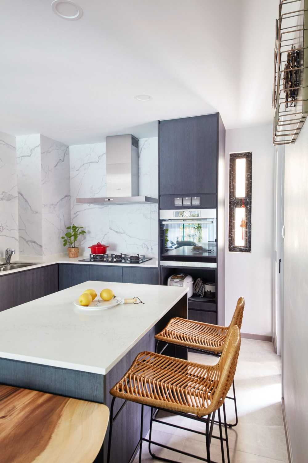 Modern Kitchen with Bar Counter and Oven