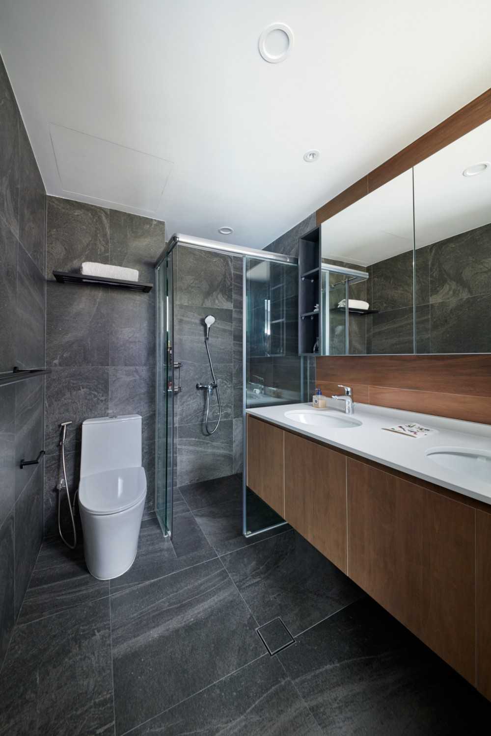 Modern Bathroom with Granite Floor and Mirror