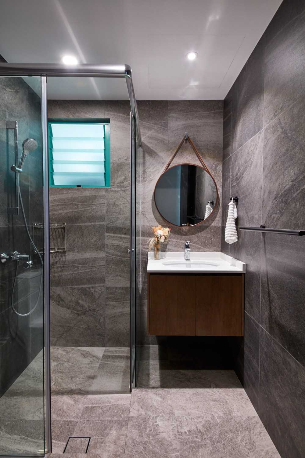 Modern Bathroom with Granite Floor and Mirror