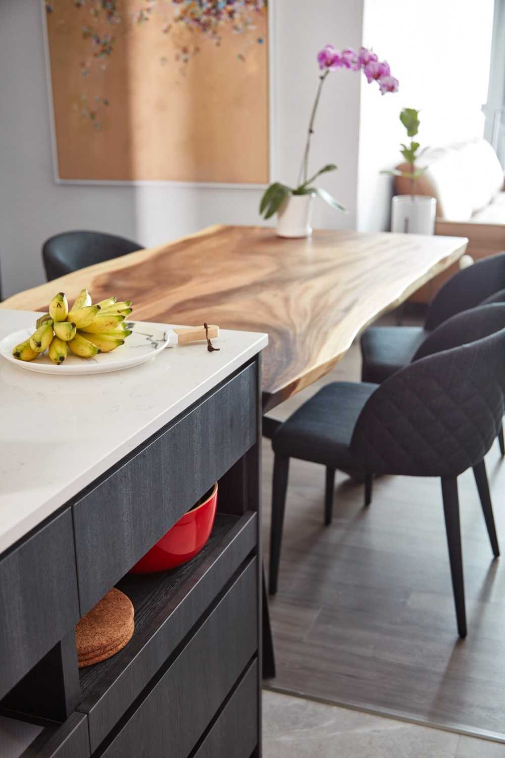 Modern Dining Room with Dining Table and Dining Chairs