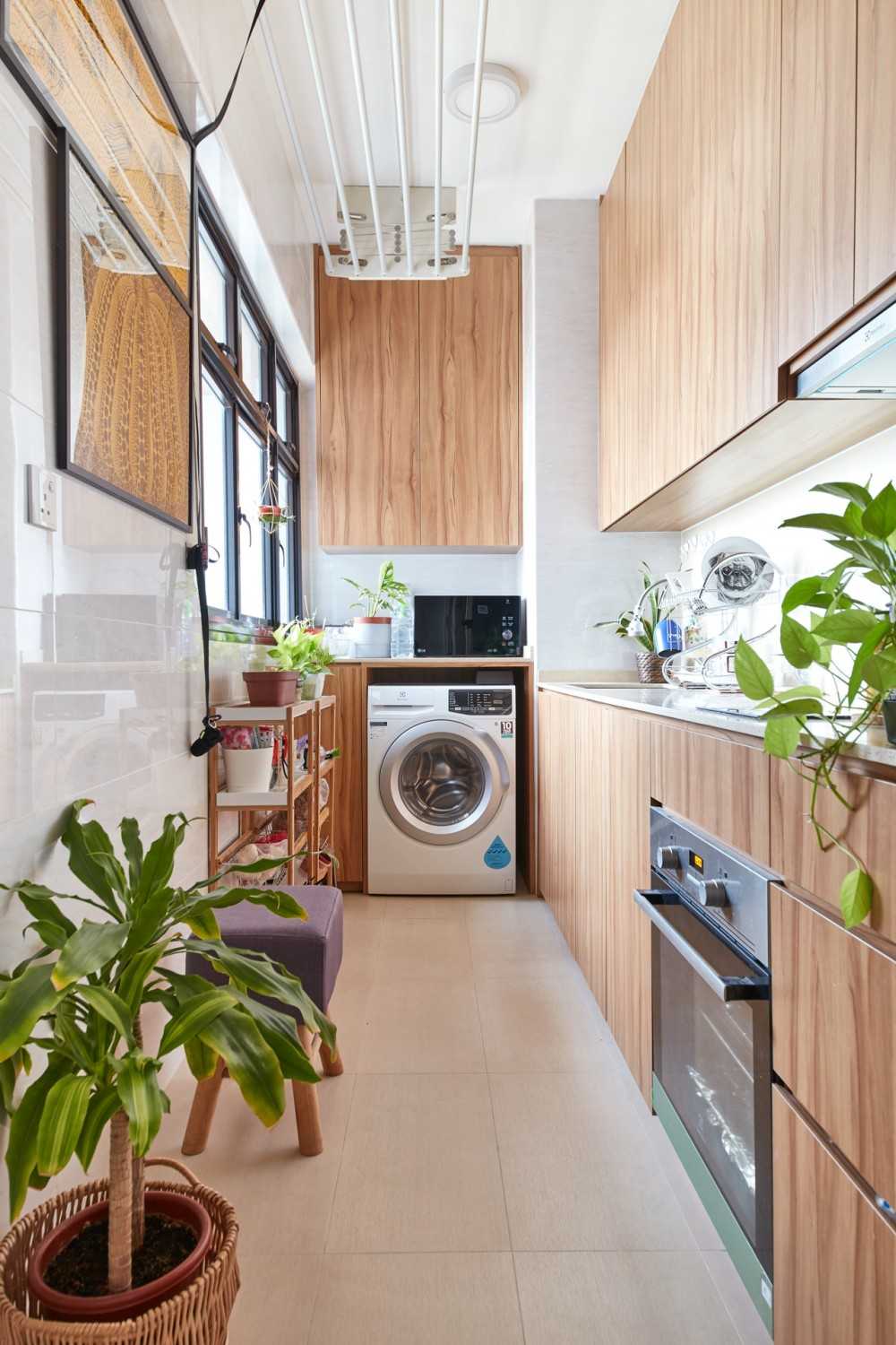 Eclectic Service Yard with Washing Machine and Ottoman