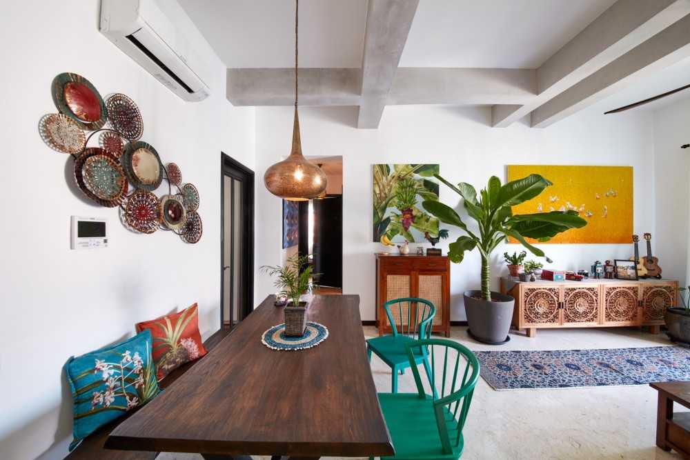 Country Dining Room with Dining Table and Dining Chairs