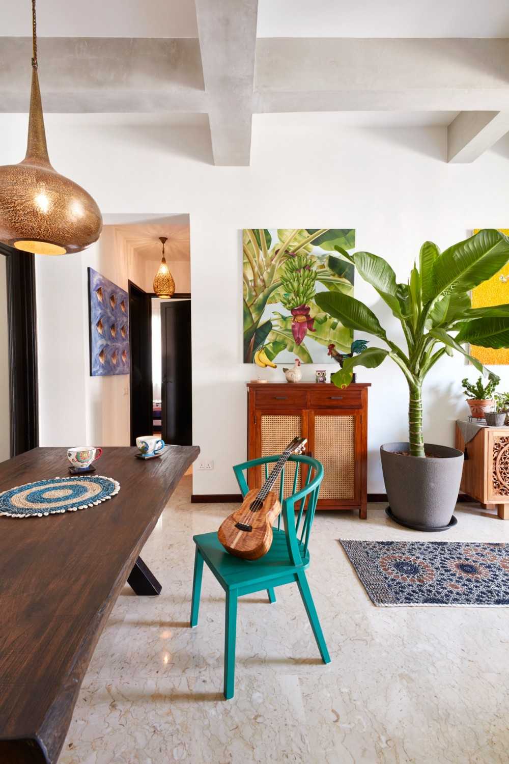 Country Dining Room with Dining Table and Dining Chairs
