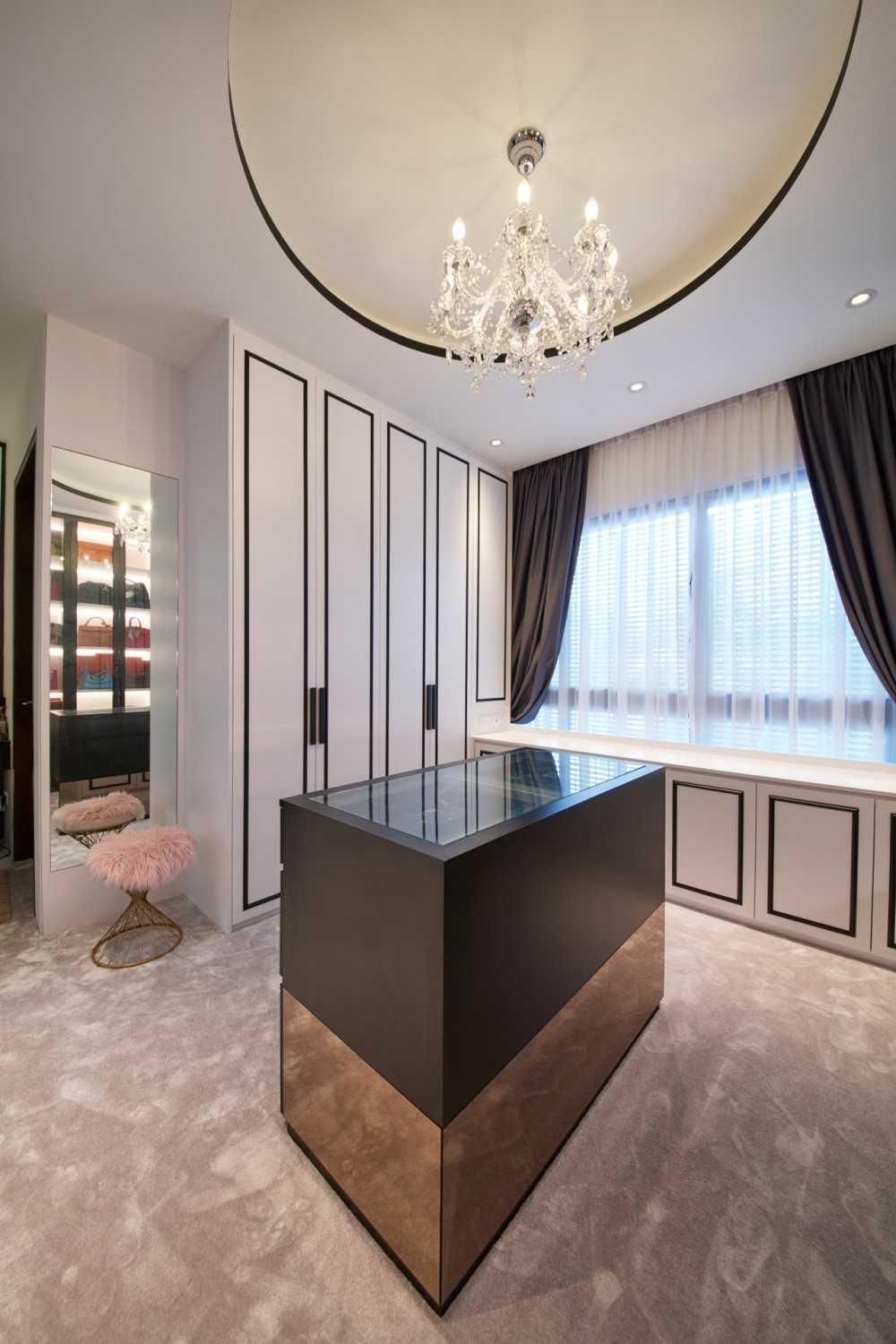 Modern Walk-in Wardrobe with Wardrobe and Storage Cabinets