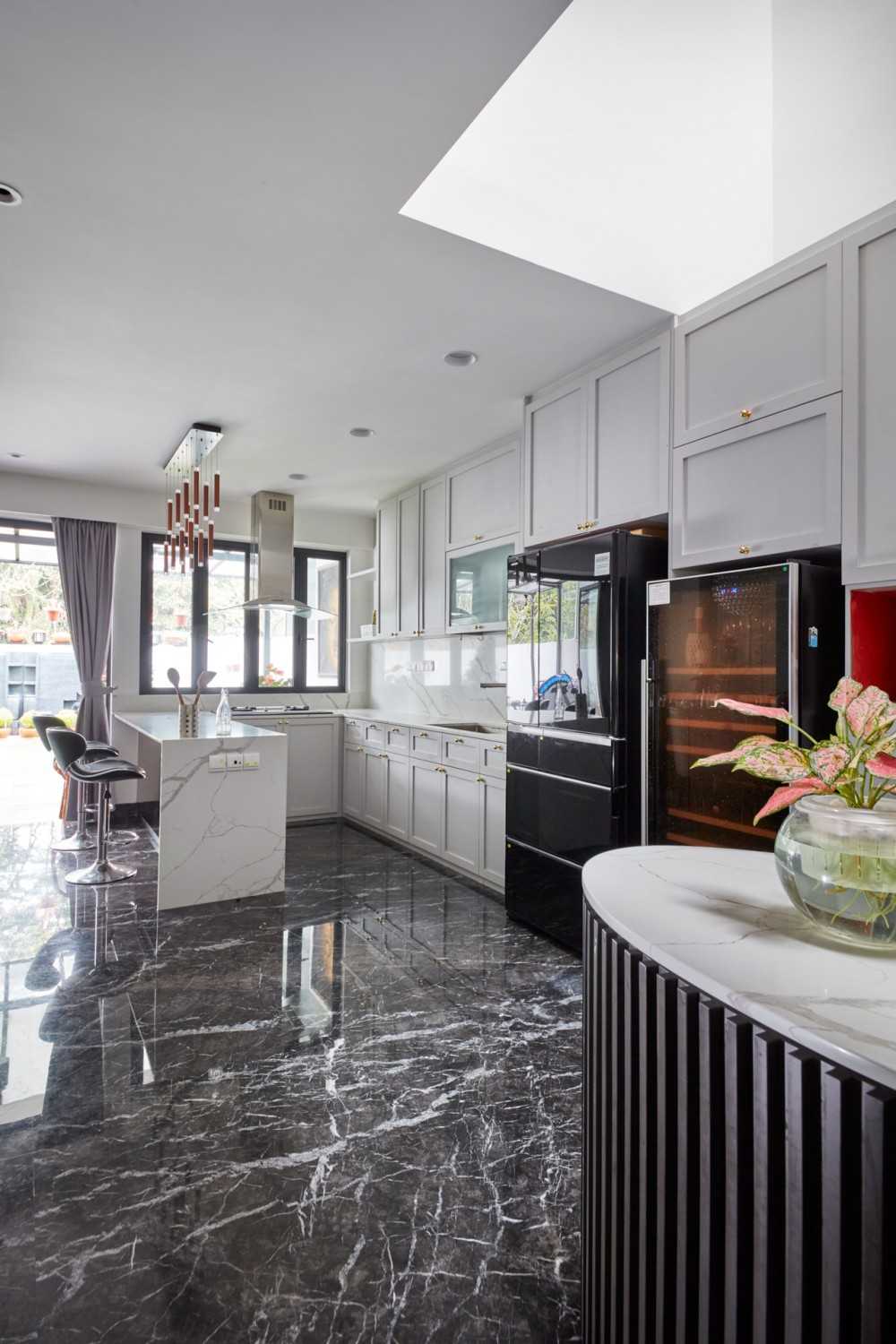Modern Kitchen with Open Kitchen and Breakfast Counter