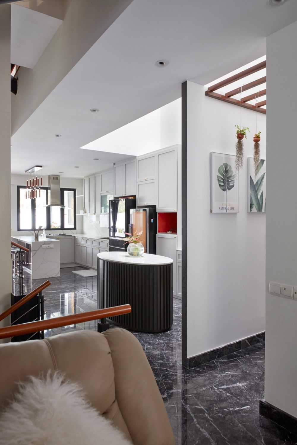 Modern Kitchen with Kitchen Island and Open Kitchen