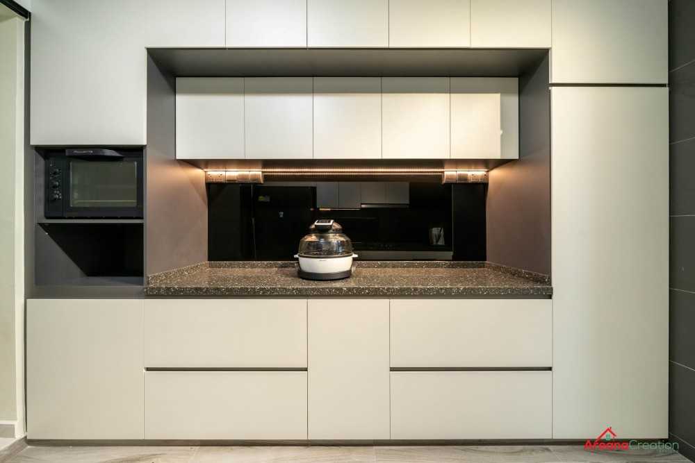 Contemporary Kitchen with Vinyl Flooring and Homogeneous Tiles