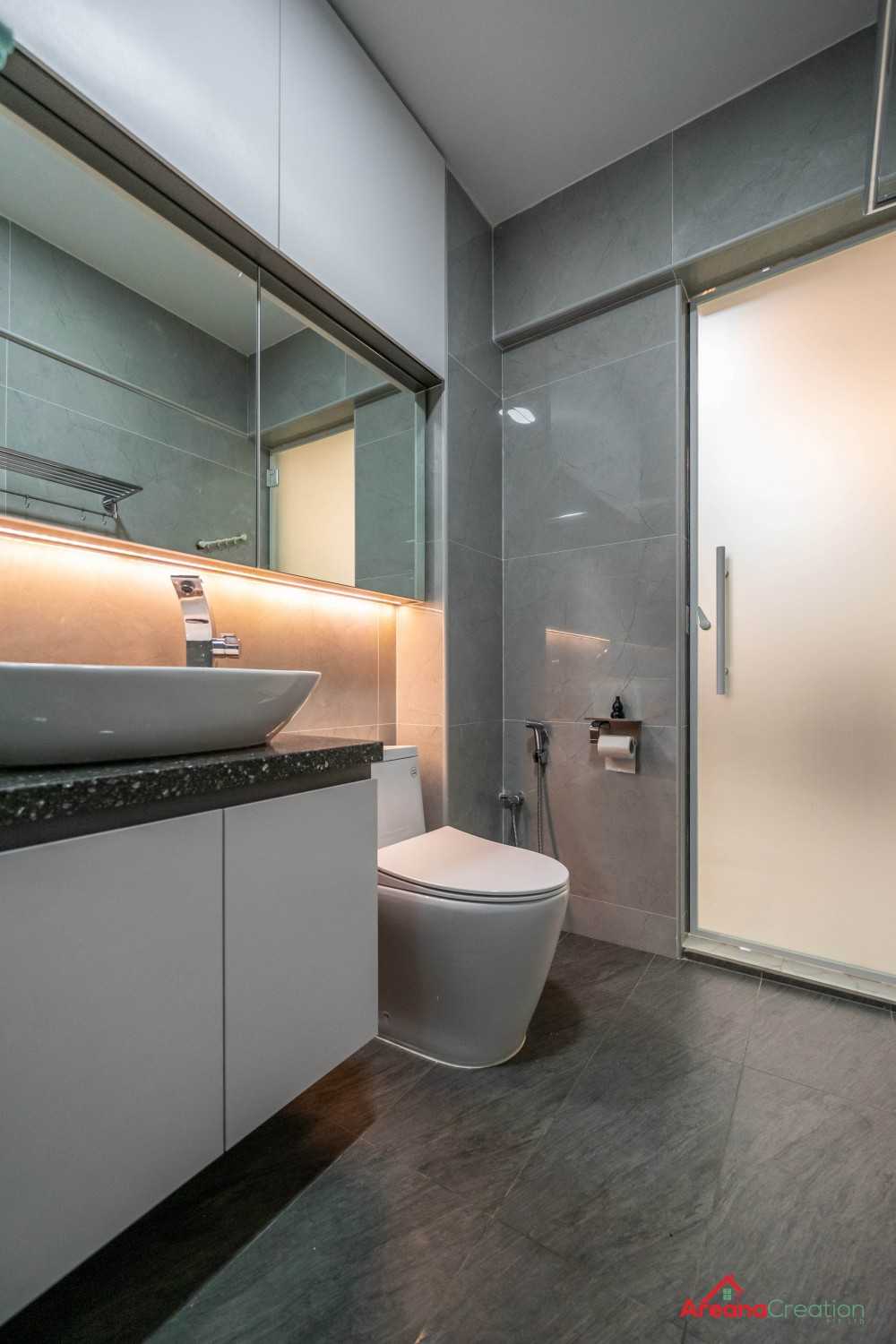 Contemporary Bathroom with Homogeneous Tiles and Mirror