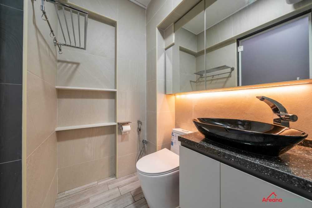 Contemporary Bathroom with Mirror and Shower Screen