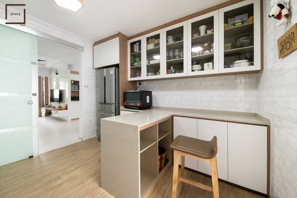 Contemporary Kitchen with Cupboard and Kitchen Tap