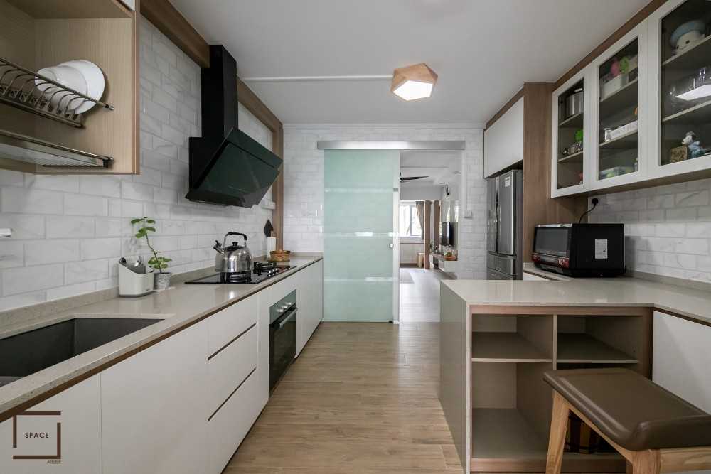 Contemporary Kitchen with Vinyl Flooring and Cupboard