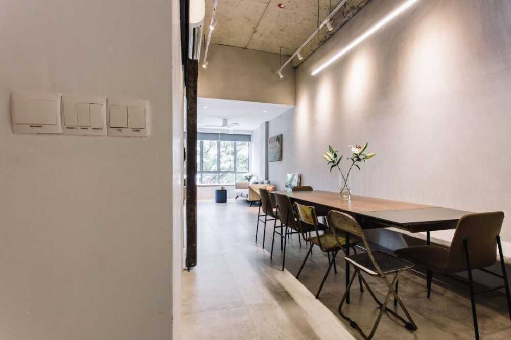 Minimalist Dining Room with Dining Table and Dining Chairs