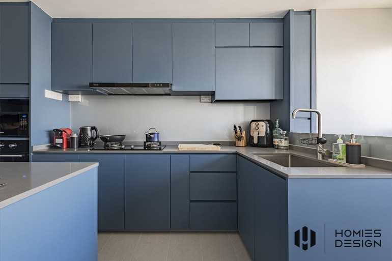Contemporary Kitchen with Countertop and Homogeneous Tiles