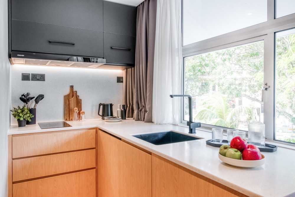 Transitional Kitchen with Kitchen Accessories and Kitchen Cabinets