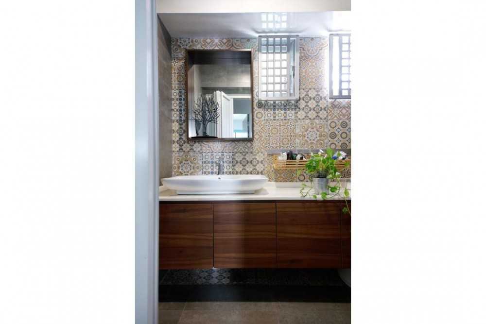 Eclectic Bathroom with Mirror and Bathroom Storage