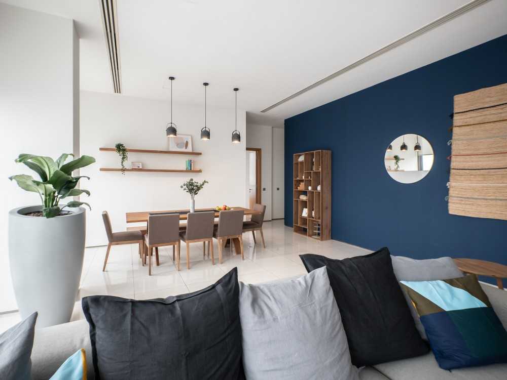 Scandinavian Dining Room with Dining Table and Dining Chairs