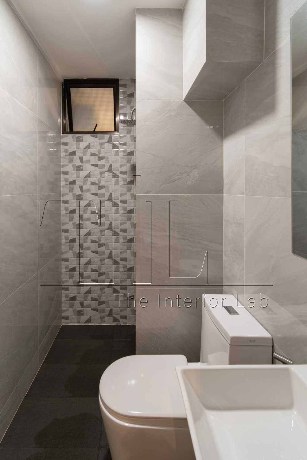 Contemporary Bathroom with Homogeneous Tiles and Mirror