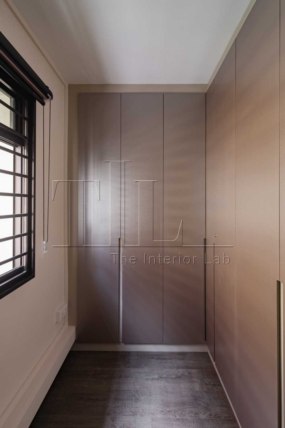 Contemporary Walk-in Wardrobe with Mirror and Wardrobe