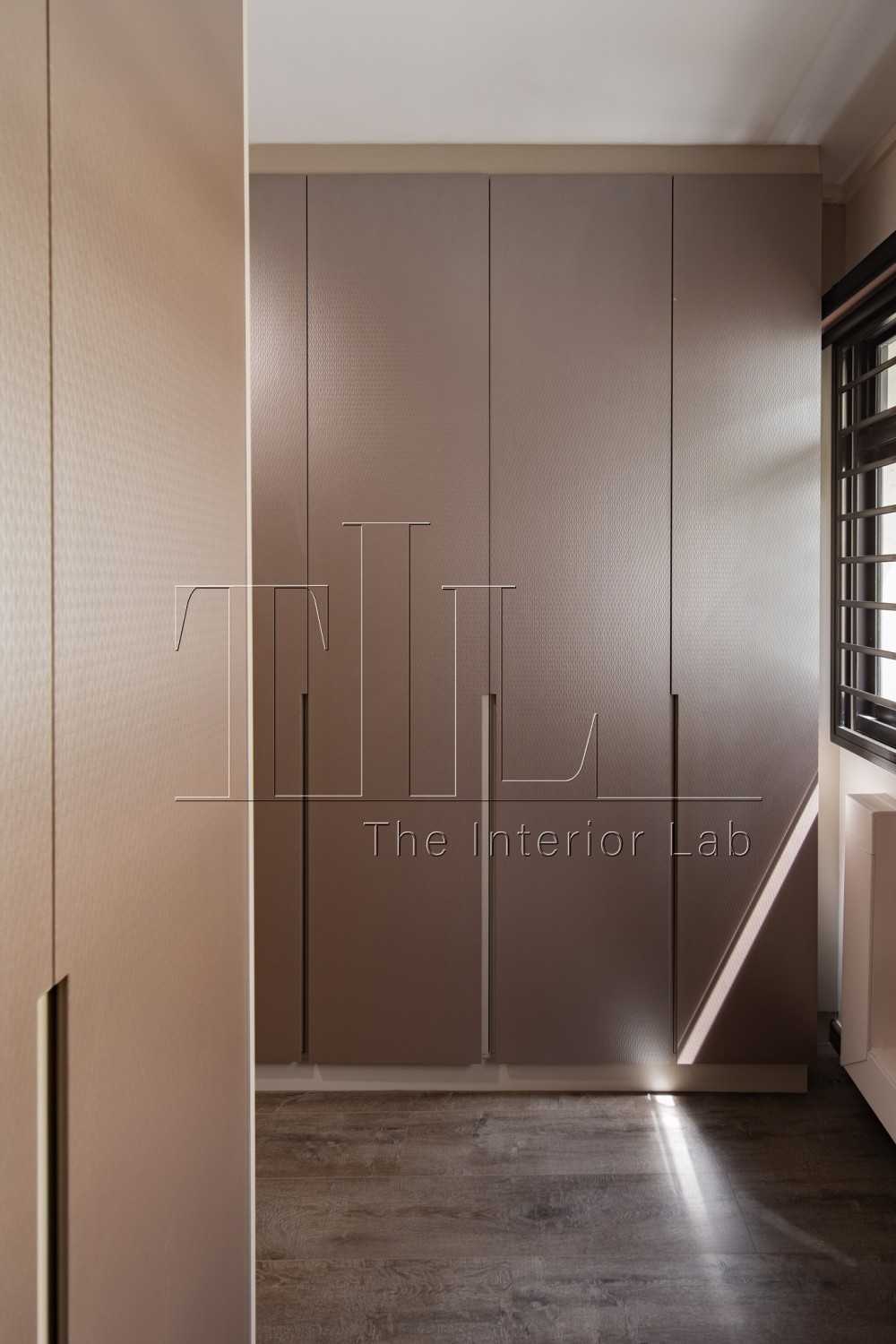 Contemporary Walk-in Wardrobe with Wardrobe and Small Storage