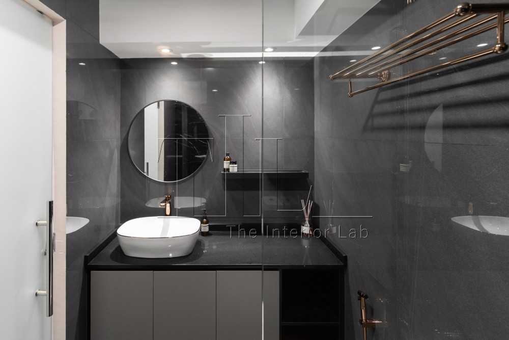 Contemporary Bathroom with Homogeneous Tiles and Mirror