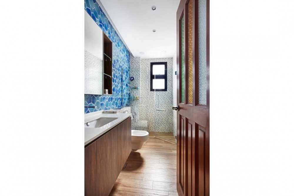 Eclectic Bathroom with Wood Flooring and Mirror