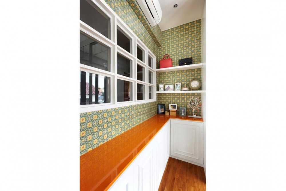 Eclectic Hallway with Small Storage and Porcelain Tiles
