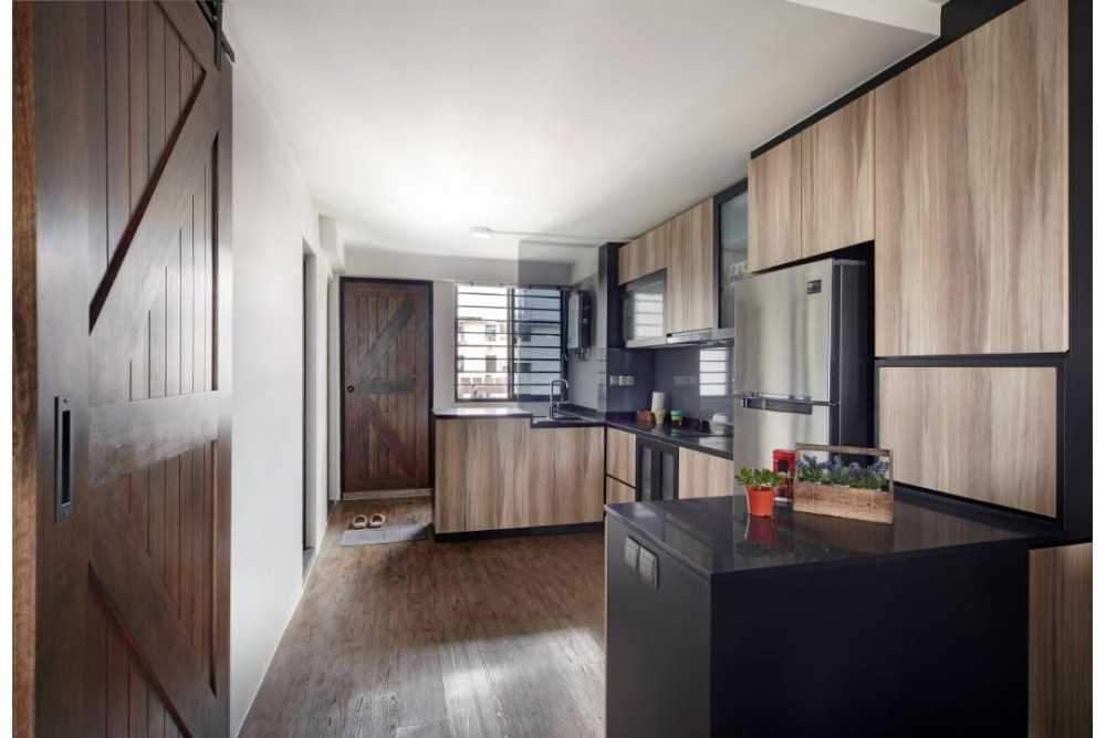 Modern Kitchen with Breakfast Counter and Kitchen Backsplash
